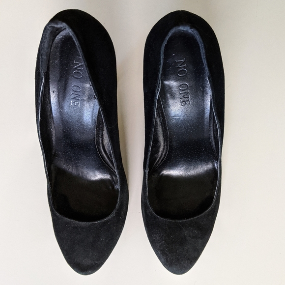 Black suede heeled round toe pumps size 9 - Picture 4 of 7